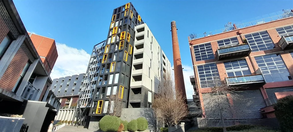 A lovely fully furnished apartment with views to the City & the River to the North