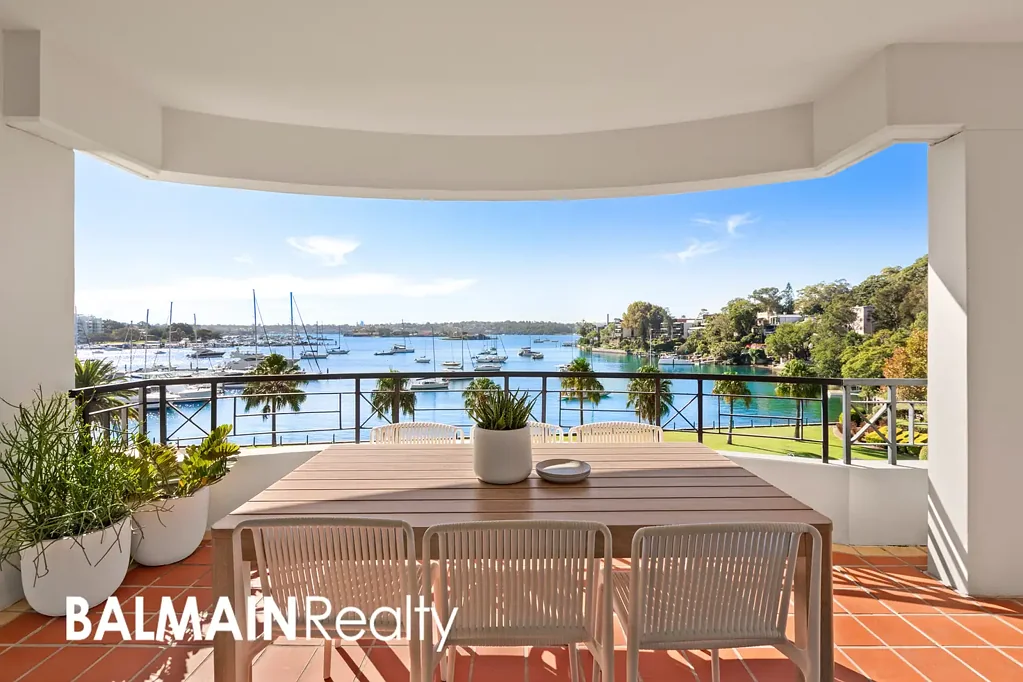 Rozelle 2غرفة نوم Extensively Renovated, Oversized Waterfront Entertainer Bathed in Northern Light
