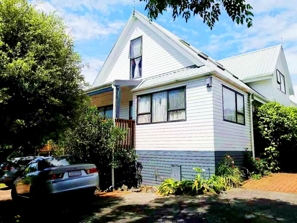 Well presents 4 bedrooms and 2 bathrooms house in Goodwood Heights.