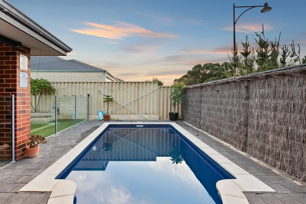Butler 3房  3 bedroom 2 bathroom with pool on 423sqm corner block