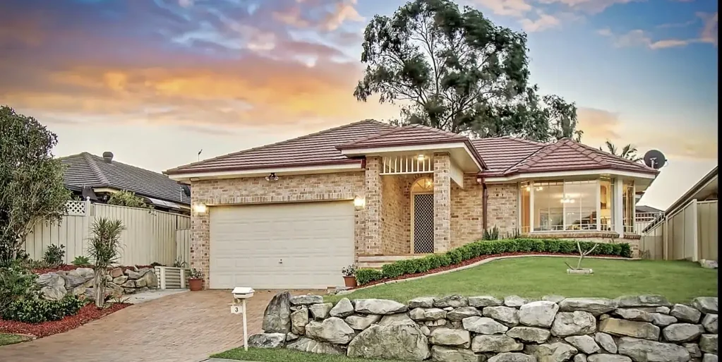 Glenwood 4Zimmer Light-Filled Family Retreat Offering Seamless Indoor-Outdoor Living
