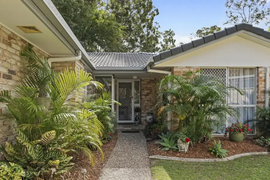 Robina 5Zimmer Exceptional Dual Living Opportunity with Pool, Side Access & Parkland Outlook