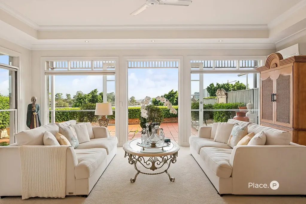 Hamilton 3房 水岸位置优越 朝南联排别墅 壮丽河景天际线 开放式起居区 精致厨房设计 豪华主套房 双车库安全配置 学区房近便利 The Finest in Riverfront Elegance in Extremely Tightly-Held Complex