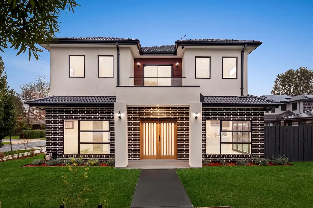Oakleigh East 4침실 Brand New, Luxurious and Independent Family Living 
(Driveway access on Stewart Road)
