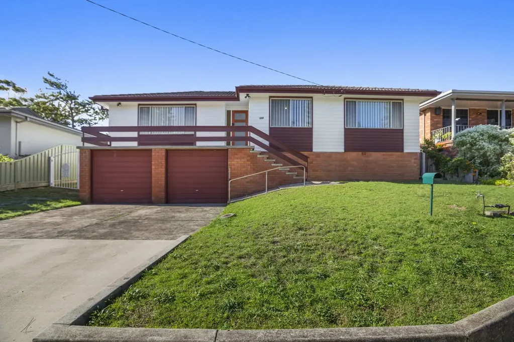 Caves Beach 3房  Charming Coastal Home with Granny Flat Potential