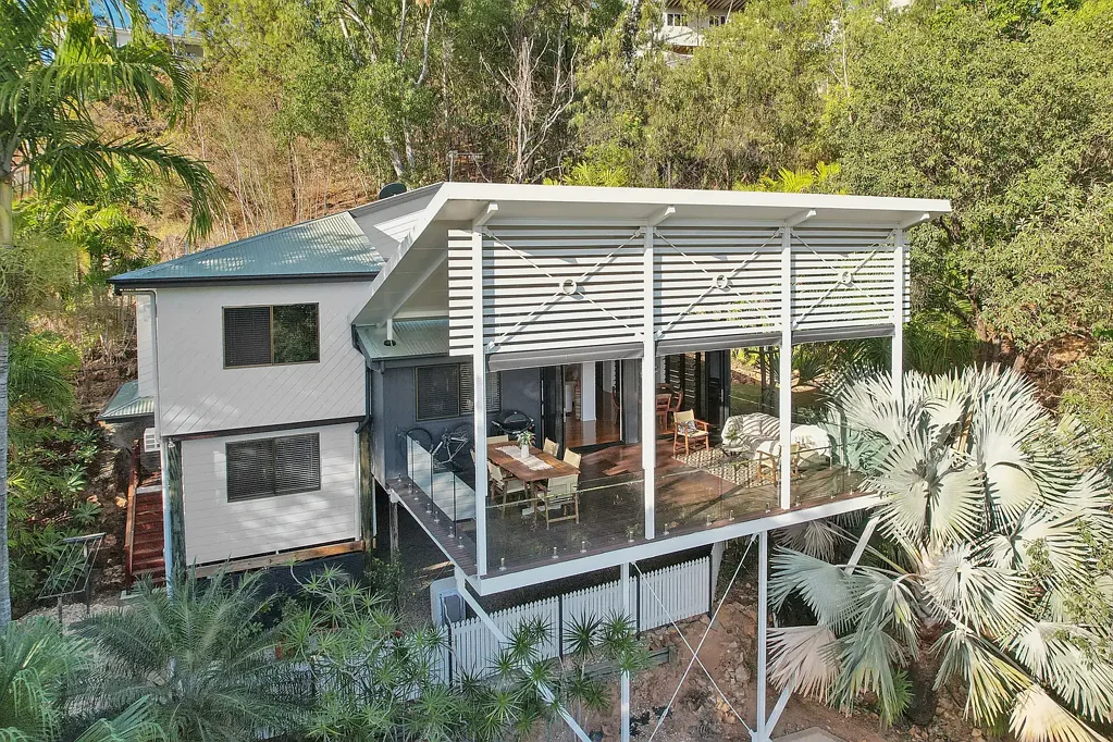 Castle Hill 4कमरा Elevated Castle Hill Retreat with Treetop Outlook