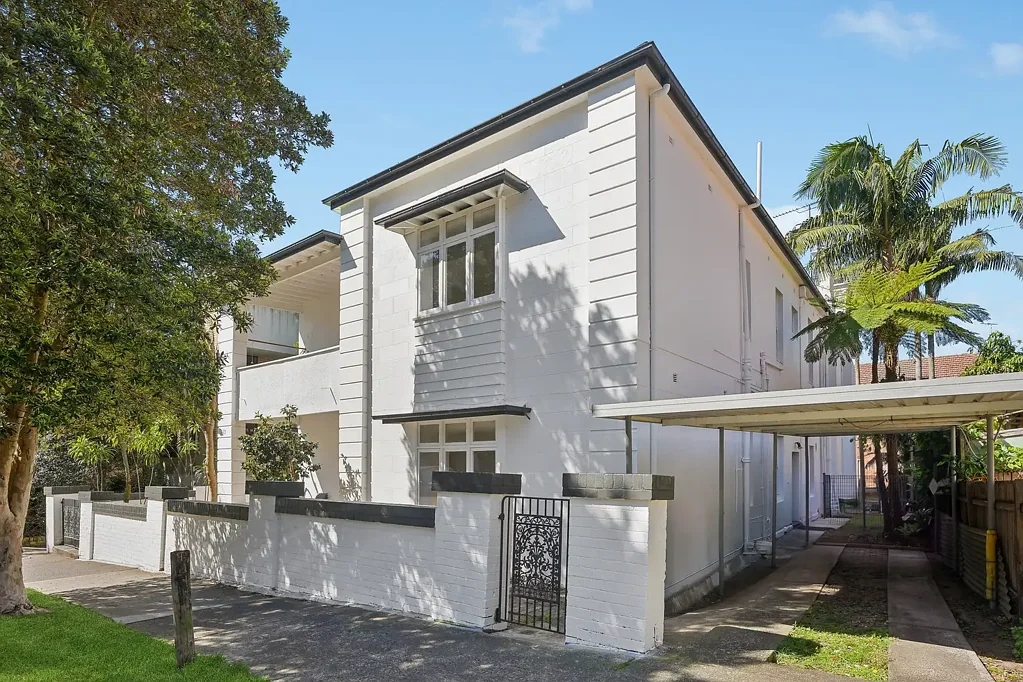 Bondi 9બેડરૂમ Versatile Block of Four in a Prime R3 Zoned Bondi Location