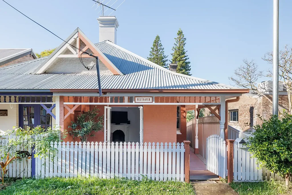 Lilyfield 1部屋 Updated semi on 152sqm block with future potential
