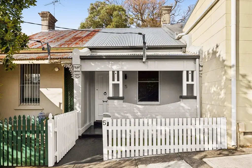 Leichhardt 2房 完全翻新高档装修 开放式设计采光足 多区空调全年舒适 新厨卫阁楼储藏 露台娱乐EV充电 步行餐饮购物 A Leichhardt Classic Reinvented for Modern Living