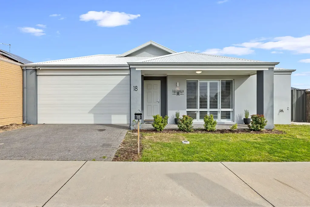 Clarkson 4房  4 bedroom 2 bathroom corner block and move in ready