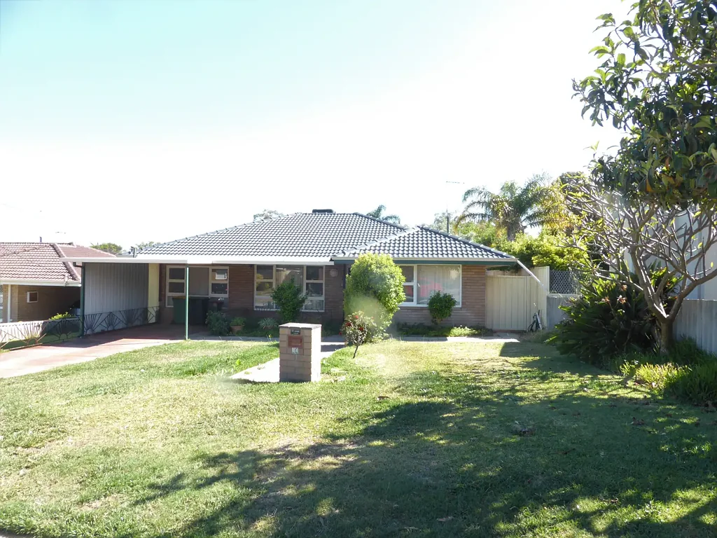 Large 3 Bedroom Family Home - LAWNMOWING PAID BY OWNER