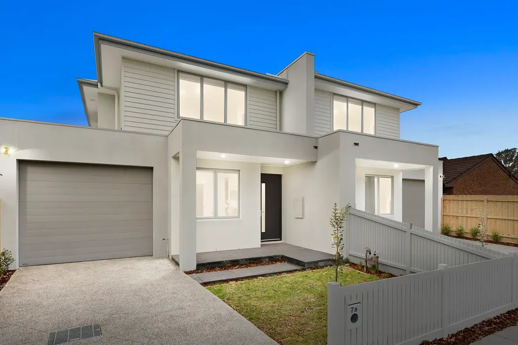 Aspendale 3 Slaapkamer Brand New Coastal Sanctuary in Aspendale's Heart. Choice of Two.