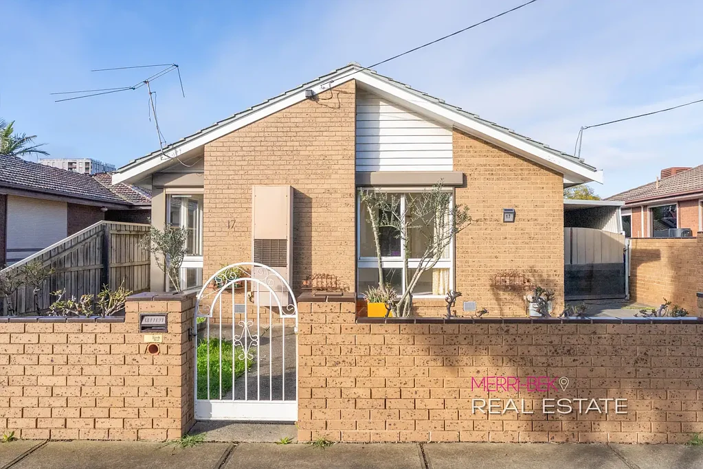 Family Living in a Highly Convenient Coburg Location!