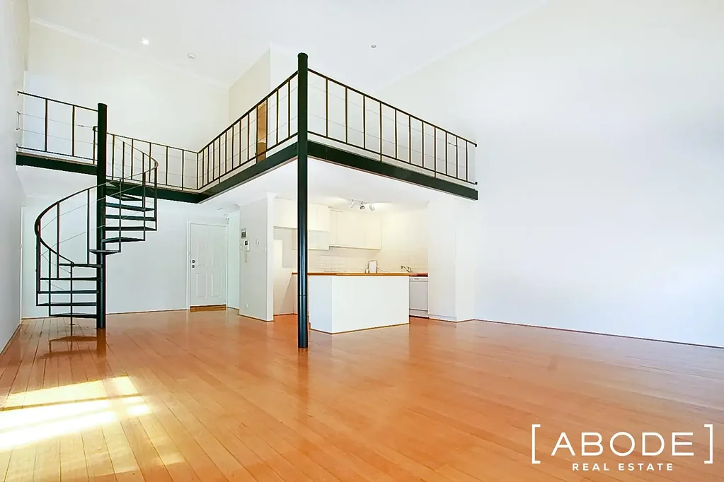 MODERN TOWNHOUSE, PRIVATE COURTYARD!