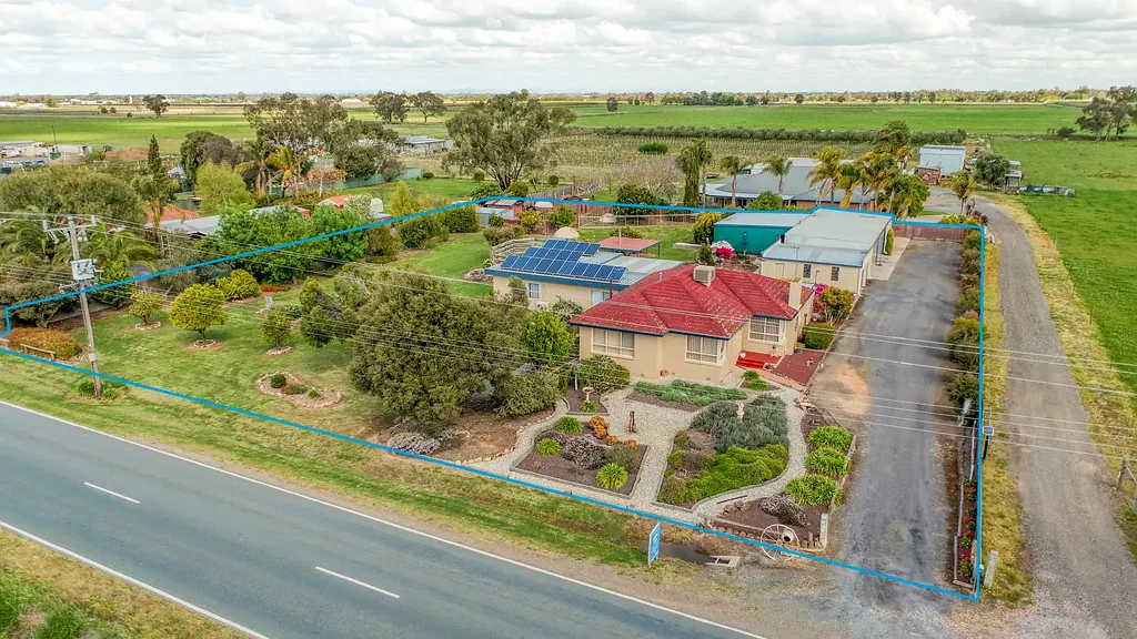 Shepparton East 3Moenga Over an Acre Block with Plenty of Shedding! - Town Services
