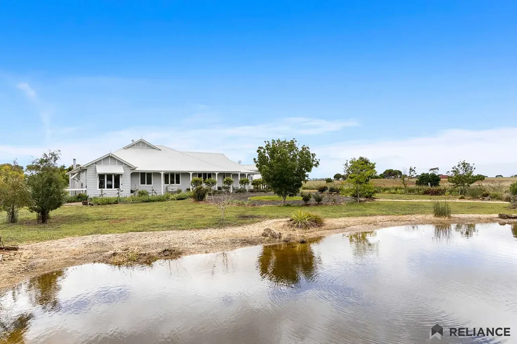 Melton West 4ਬੈੱਡਰੂਮ A Refined Country Retreat with Exceptional Lifestyle & Equine Amenities