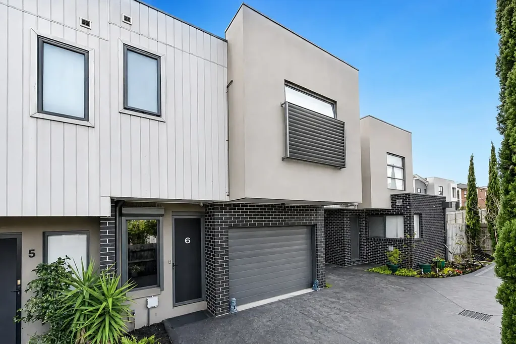 Springvale 2 Slaapkamer The Brief: The Royal Standard of Springvale Living – Updated & Perfectly Positioned