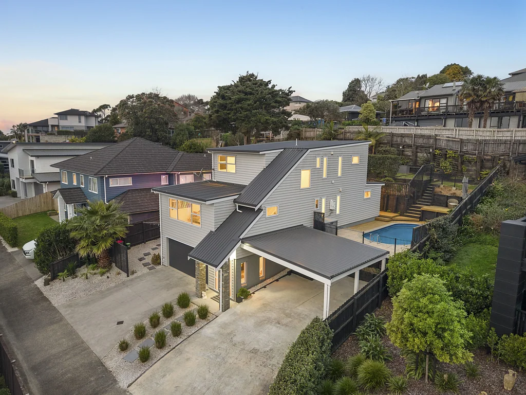 Pukekohe 4ਬੈੱਡਰੂਮ Stylish family living with poolside entertaining