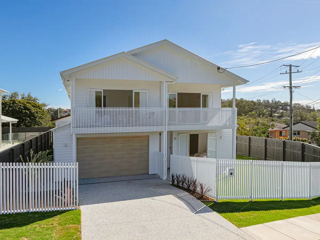 Mount Gravatt 5房 全新五卧住宅 高地位置 开放式起居区 设计师厨房 石材岛台 遮盖户外区 游泳池 全围栏后院 主套房衣帽间 豪华套内浴 全新品质难寻 CONTEMPORARY FAMILY LIVING WITH ELEVATED MOUNTAIN VIEWS
