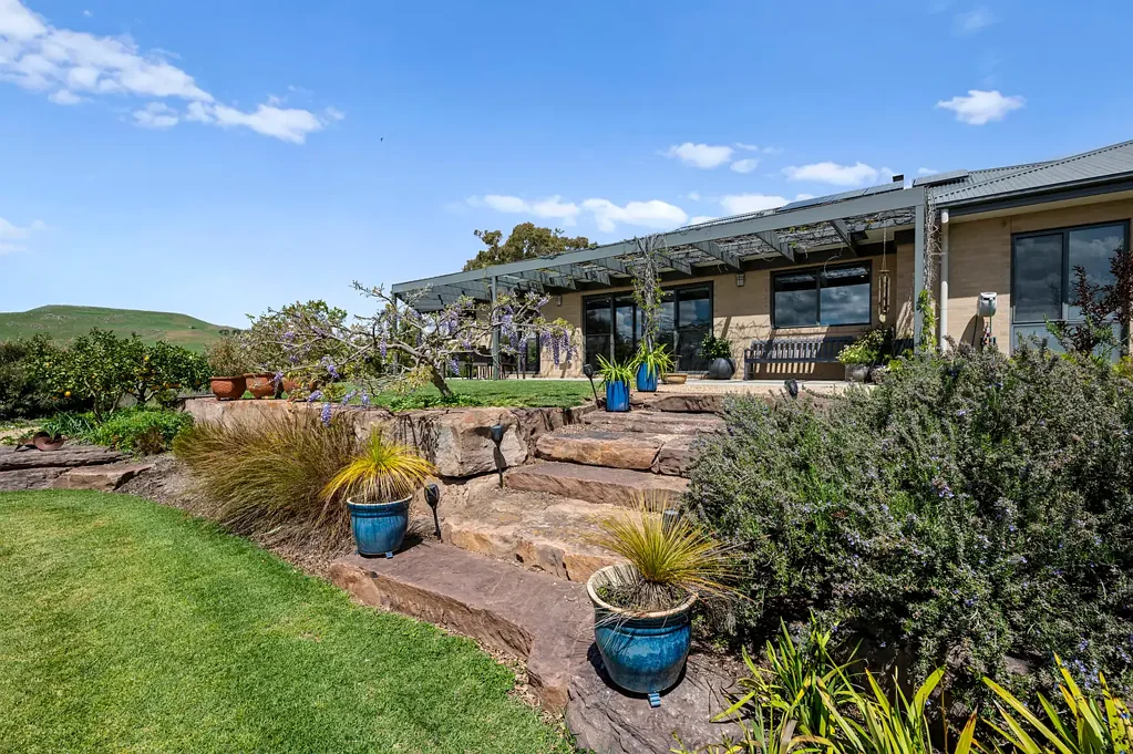 Mansfield 3房  Perfectly Oriented Contemporary Home with Breathtaking Views and Landscaped Gardens