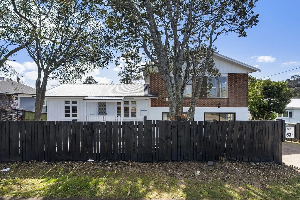 Six Bedrooms - Two Bathrooms - Two Lounges - Plus Kitchenette - Swanson