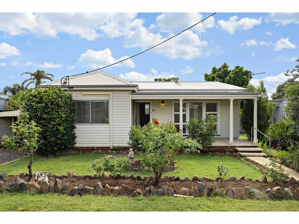 RENOVATED AIR-CONDITIONED FAMILY HOME WITH NEW KITCHEN AND NEW BATHROOMS - WATER INCLUDED