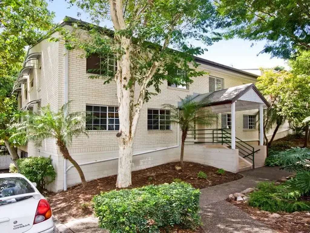 Furnished Two Bedroom, Two Bathroom Unit in Perfect Location!