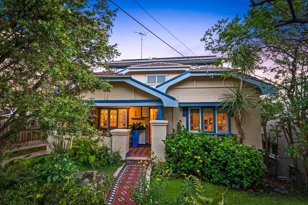 Gladesville 4 Slaapkamer City-fringe character with prized 575.4sqm elevation and river views - Hunters Hill High zoned