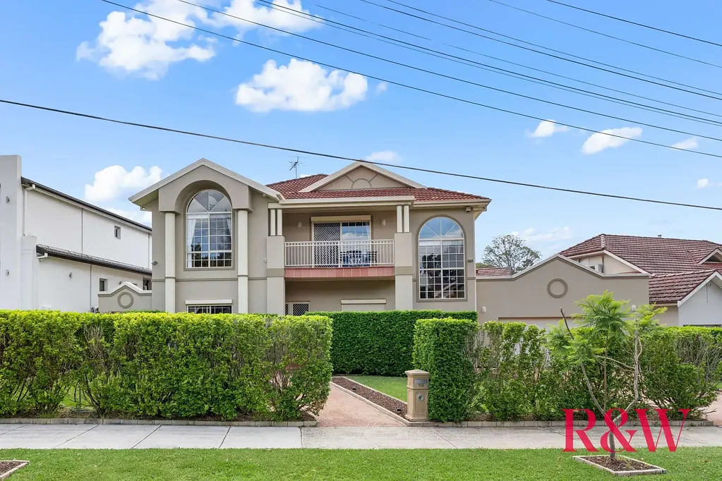 Strathfield 5房 蓝带地址 715m2阔地 5卧3卫 宽敞厨房 空调庭院 舒适空间 BEAUTIFUL, HUGE FAMILY HOME