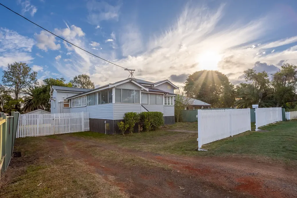 Kingaroy 4બેડરૂમ Classic Queenslander Charm with Modern Family Comfort