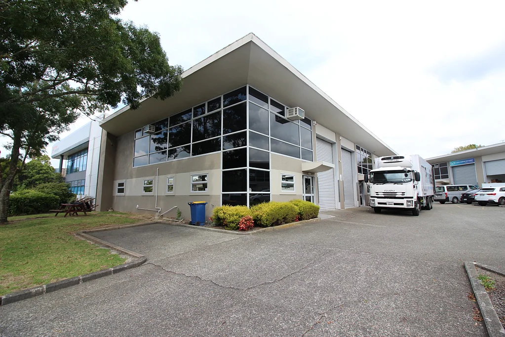 Albany Road front office warehouse offered for lease