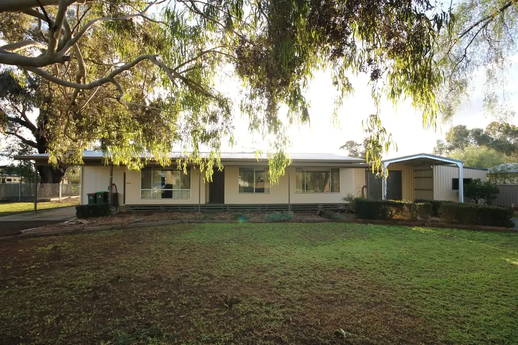 Elmore 4 Bedroom SPACIOUS FAMILY LIVING ON HALF AN ACRE