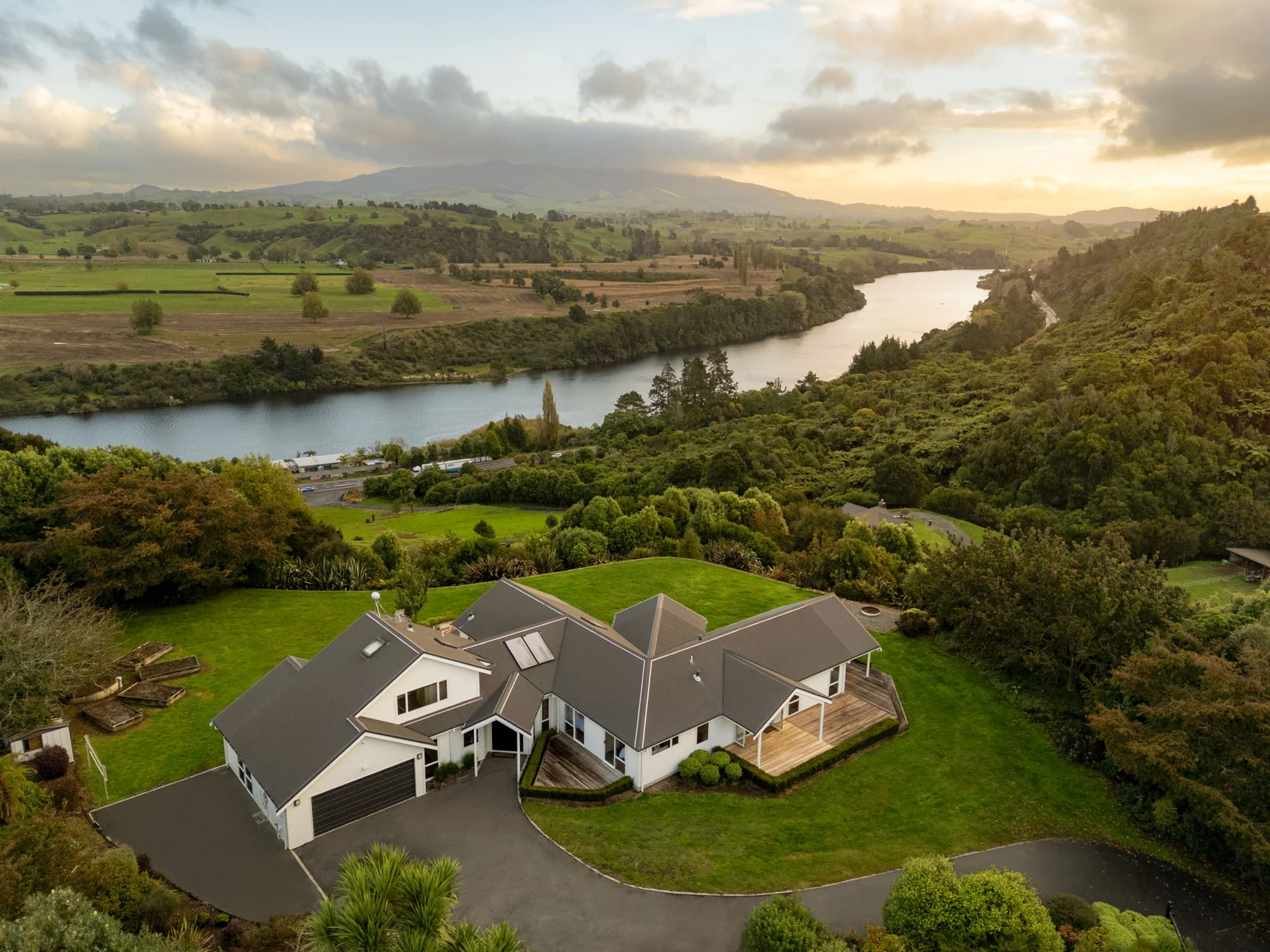 Karapiro 4Habitaciones A Sanctuary Above the Water – Endless Views