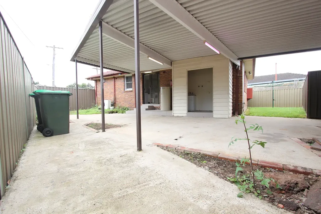 CLOSE TO SCHOOLS, SHOPS & TRANSPORT
