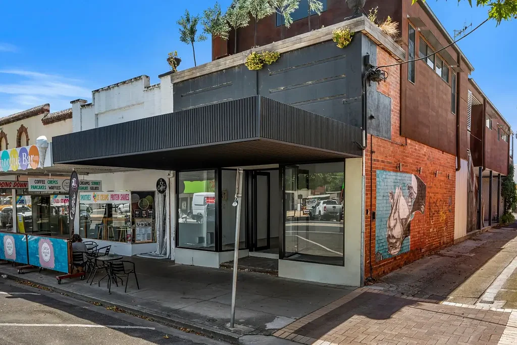Benalla 3غرفة نوم Dual Living & Business Opportunity in CBD - Thriving Airbnb Upstairs, Commercial Shopfront Below