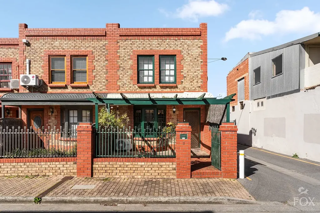 North Adelaide 2房  Torrens titled solid brick 80s townhouse with exciting potential