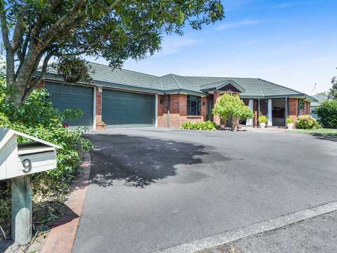 Rototuna 4房  Impeccable Brick Home With 3 Car Garaging!
