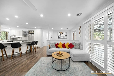 Jerrabomberra 4房  Distinguished Family Living in an Exclusive Cul-de-Sac Locale