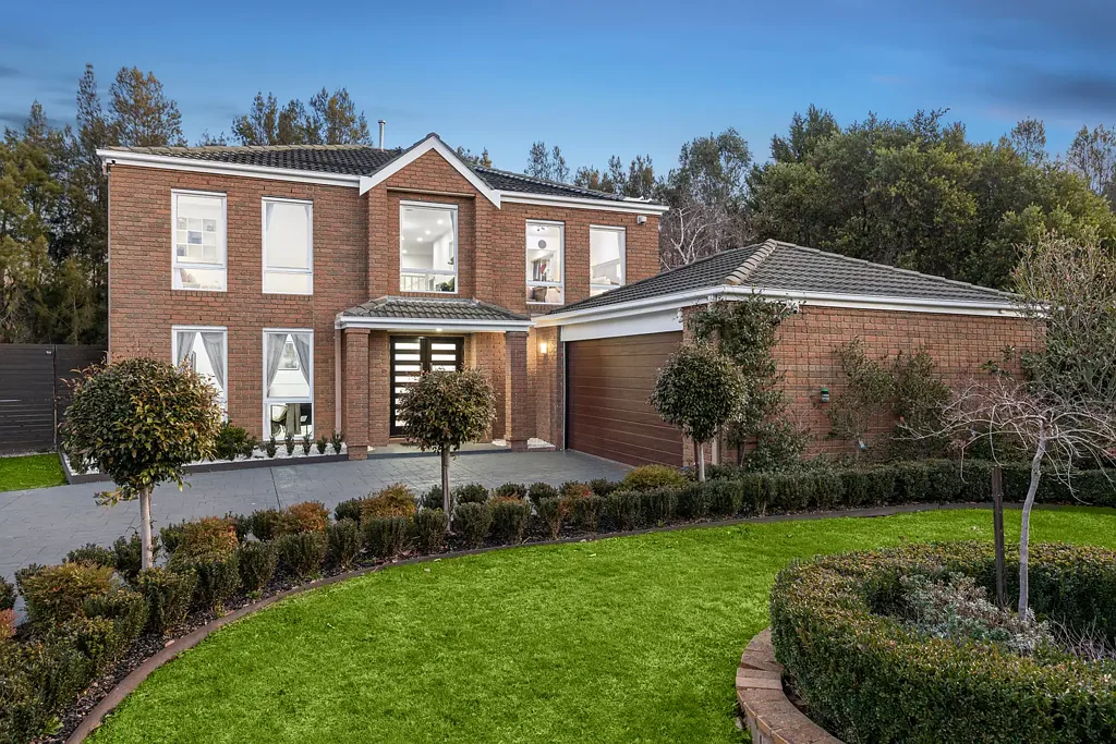 Rowville 5房 宽敞庭院730㎡ 双层全翻新 四卧书房 主卧套房 顶级电器 游泳池 背靠高尔夫 学区便利 自然环绕 Grand Family Entertainer with Poolside Perfection and Golf Course Backdrop