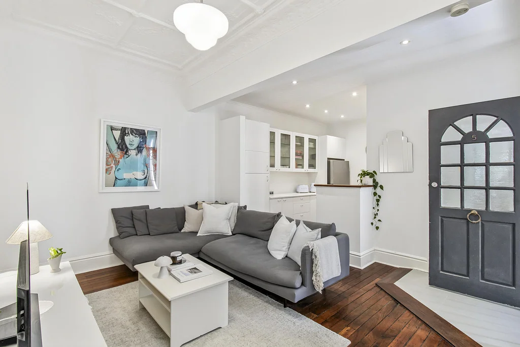Manly 2房 精品底层公寓，静谧隐匿，距海滩仅250米 Boutique ground floor apartment, hushed away just 250m from the beach