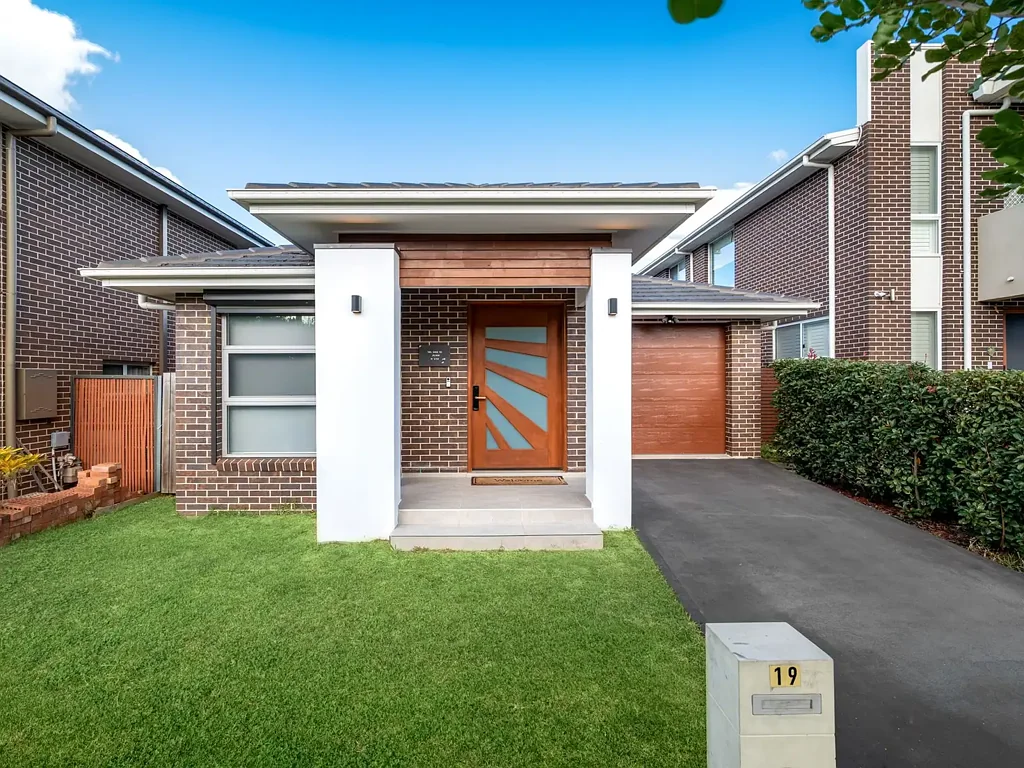 Oran Park 4ਬੈੱਡਰੂਮ ELEGANT FAMILY HAVEN WITH OUTDOOR COOKING AND RESERVE VIEWS!