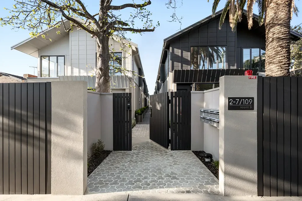 Sandringham 3房 获奖设计联排别墅 三卧三卫 电梯连接 美国橡木地板 Smeg厨房 海滩近邻 咖啡馆环绕 优质学校 An Inspired Bayside Lifestyle