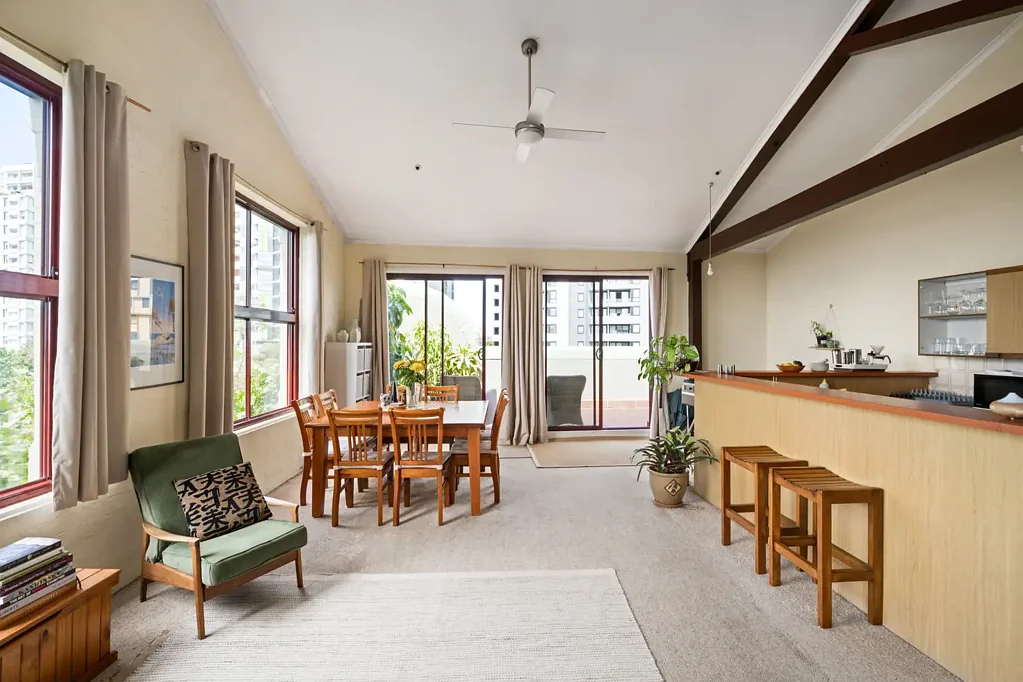 Redfern 3房 Watertower顶层景观 三房公寓 宽窗露台 城市全景 独享车位 现代设施 繁华地段 North-facing warehouse apartment with city views in landmark conversion