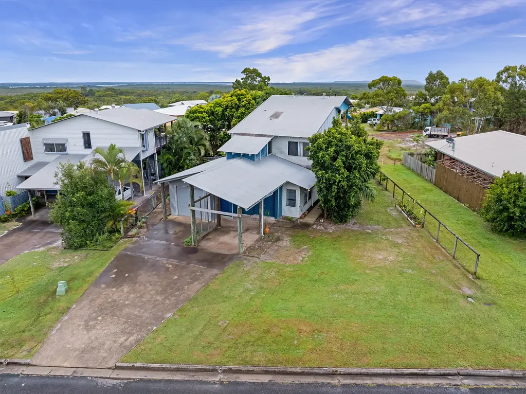 Rainbow Beach 3 Bedroom PRICE REDUCED! Great Beach Vibe. Elevated Location