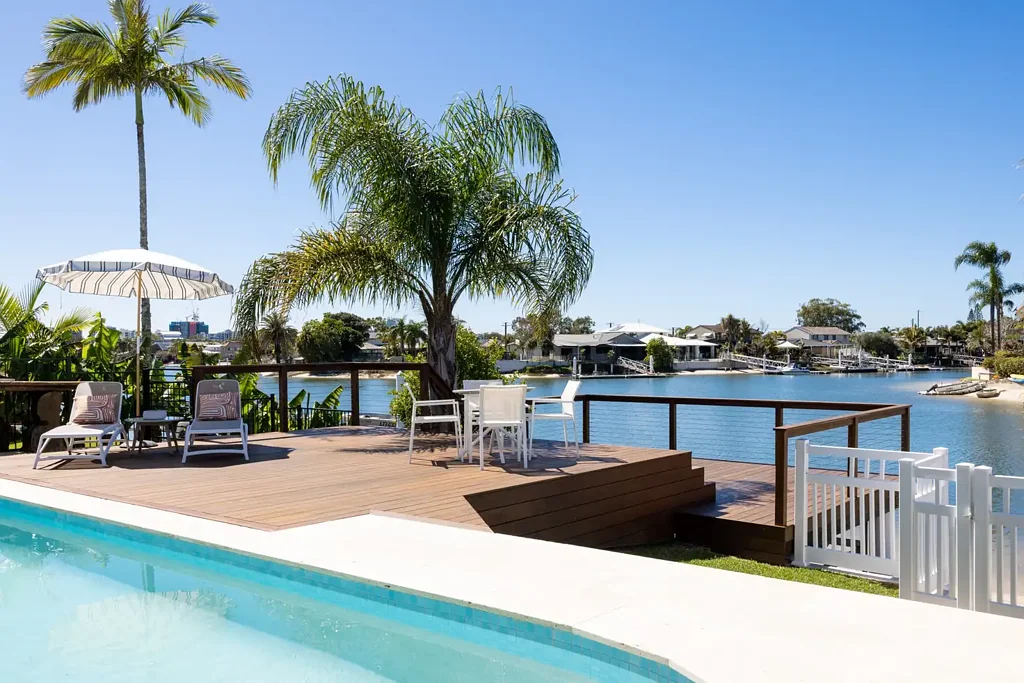 Mooloolaba 5ਬੈੱਡਰੂਮ North-Easterly Waterfront Splendour: Ocean Access
