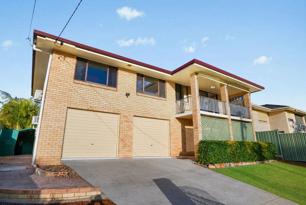 Albany Creek 3房 双层居住，毗邻公园，潜力无限 Elevated, Parkside Position & Endless Potential