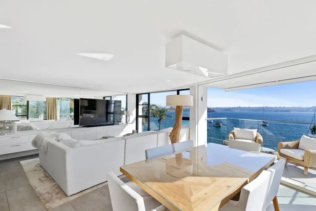 ELEVATED WATERFRONT LIFESTYLE WITH HARBOUR VIEWS