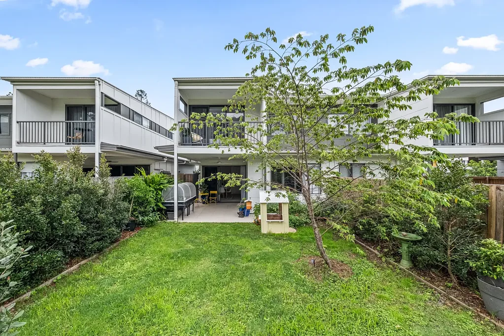 Albany Creek 4Zimmer Sustainable Luxury, Framed by Green