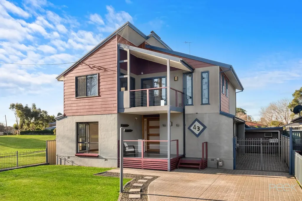 Hobartville 4 Slaapkamer Supersized Family Home With Flexible Living & Side Access to Yard