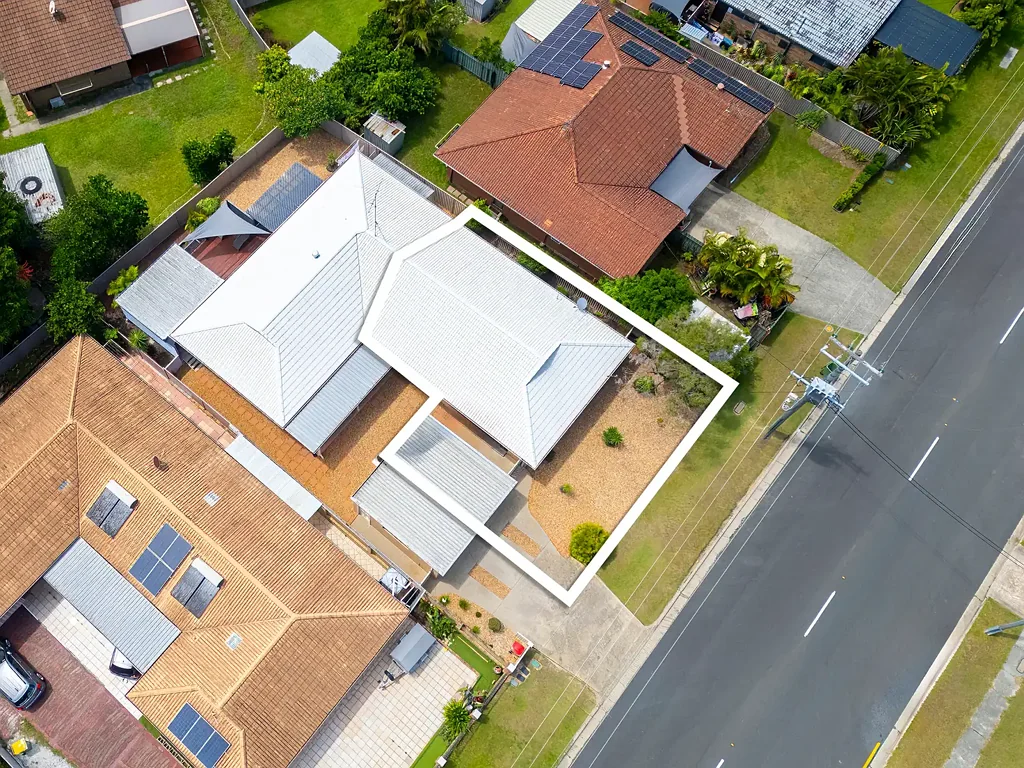 3 BED DUPLEX, FRESHLY PAINTED WITH NEW FLOORING